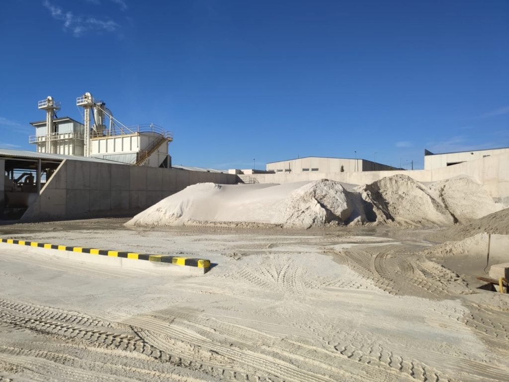 Zona de almacenamiento de materia prima en planta de producción y purificación para cristalería y cerámica